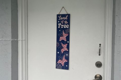 Condo in Miami, Florida, 2 bedrooms  № 1996777 - photo 17