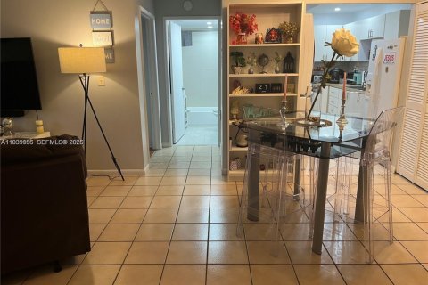 Condo in Miami, Florida, 2 bedrooms  № 1996777 - photo 6