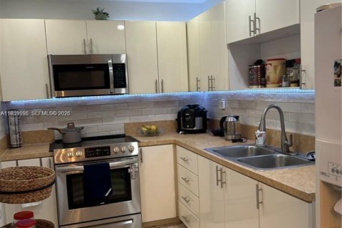 Condo in Miami, Florida, 2 bedrooms  № 1996777 - photo 3