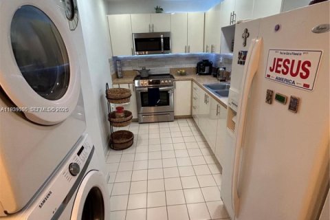 Condo in Miami, Florida, 2 bedrooms  № 1996777 - photo 2