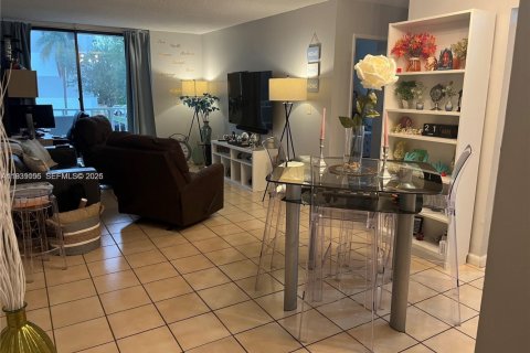 Condo in Miami, Florida, 2 bedrooms  № 1996777 - photo 5