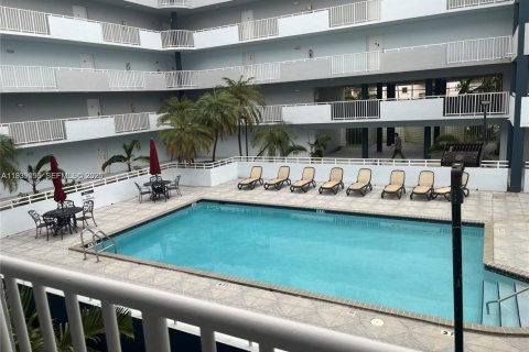 Condo in Miami, Florida, 2 bedrooms  № 1996777 - photo 14