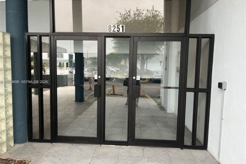 Condo in Miami, Florida, 2 bedrooms  № 1996777 - photo 18