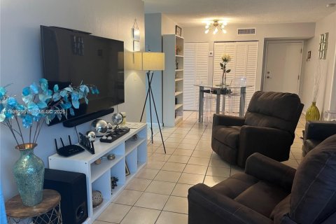 Condo in Miami, Florida, 2 bedrooms  № 1996777 - photo 8