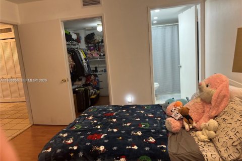 Condo in Miami, Florida, 2 bedrooms  № 1996777 - photo 13