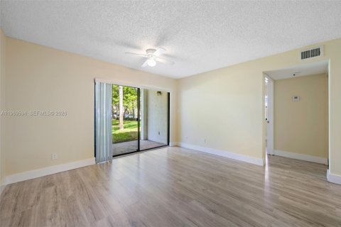 Copropriété à louer à Hollywood, Floride: 2 chambres, 98.48 m2 № 2030322 - photo 23