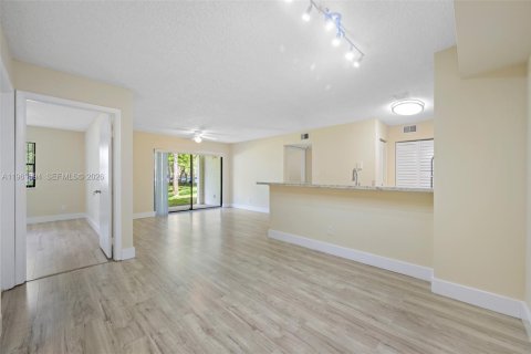 Copropriété à louer à Hollywood, Floride: 2 chambres, 98.48 m2 № 2030322 - photo 25