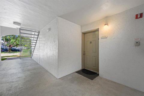 Copropriété à louer à Hollywood, Floride: 2 chambres, 98.48 m2 № 2030322 - photo 5