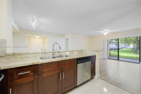 Copropriété à louer à Hollywood, Floride: 2 chambres, 98.48 m2 № 2030322 - photo 17