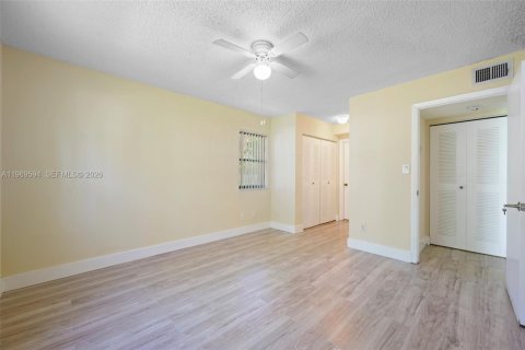 Copropriété à louer à Hollywood, Floride: 2 chambres, 98.48 m2 № 2030322 - photo 12