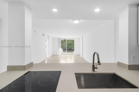 Condo in North Miami Beach, Florida, 2 bedrooms № 1991150 - photo 12