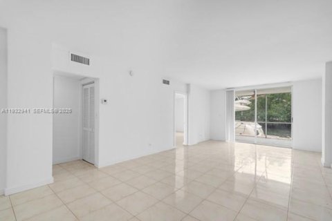 Condo in North Miami Beach, Florida, 2 bedrooms № 1991150 - photo 1