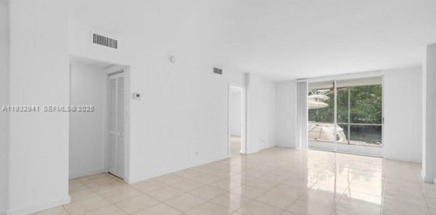 Condo in North Miami Beach, Florida, 2 bedrooms № 1991150