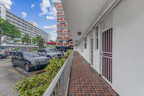 Condo in North Miami Beach, Florida, 2 bedrooms № 1991150 - photo 28