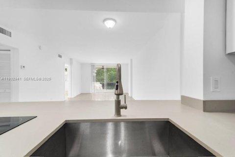Condo in North Miami Beach, Florida, 2 bedrooms № 1991150 - photo 13