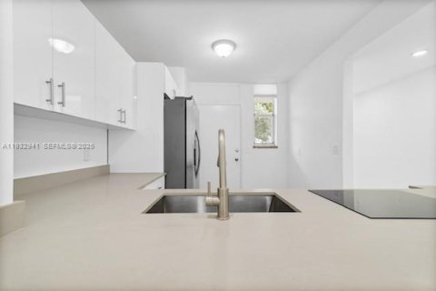 Condo in North Miami Beach, Florida, 2 bedrooms № 1991150 - photo 11