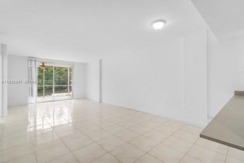 Condo in North Miami Beach, Florida, 2 bedrooms № 1991150 - photo 4