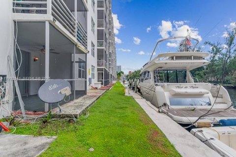 Condo in North Miami Beach, Florida, 2 bedrooms № 1991150 - photo 14