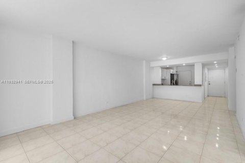 Condo in North Miami Beach, Florida, 2 bedrooms № 1991150 - photo 6