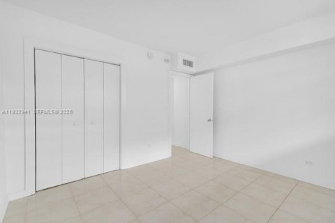 Condo in North Miami Beach, Florida, 2 bedrooms № 1991150 - photo 25