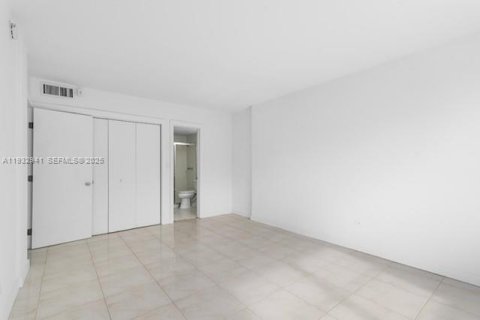 Condo in North Miami Beach, Florida, 2 bedrooms № 1991150 - photo 20