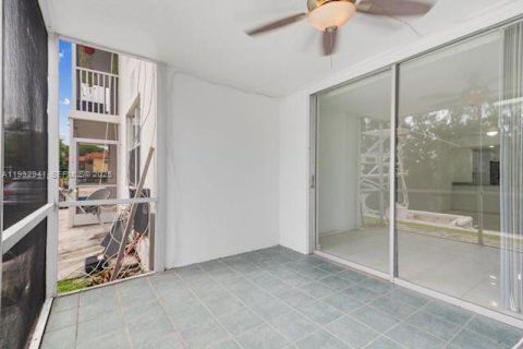 Condo in North Miami Beach, Florida, 2 bedrooms № 1991150 - photo 3