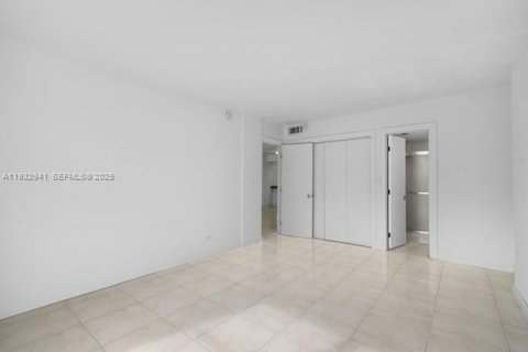 Condo in North Miami Beach, Florida, 2 bedrooms № 1991150 - photo 19
