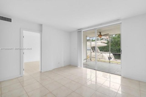 Condo in North Miami Beach, Florida, 2 bedrooms № 1991150 - photo 17