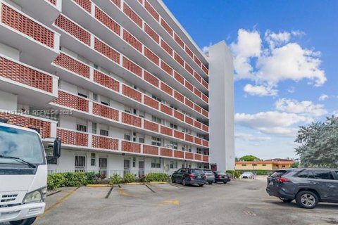 Condo in North Miami Beach, Florida, 2 bedrooms № 1991150 - photo 27
