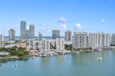 Condo in Miami Beach, Florida, 1 bedroom  № 1745972 - photo 1