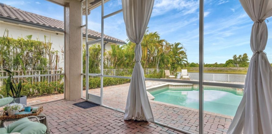House in Miramar, Florida 5 bedrooms, 239.32 sq.m. № 1809012