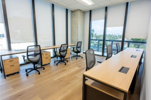 Oficina en alquiler en Hallandale Beach, Florida № 1061185 - foto 1