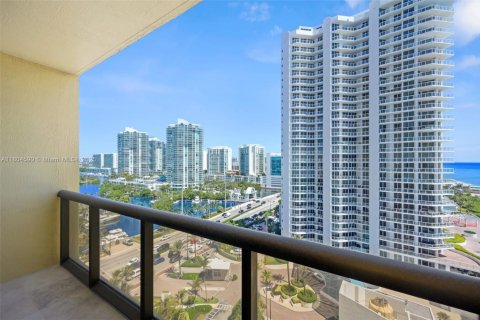 Condo in Sunny Isles Beach, Florida, 2 bedrooms  № 1727581 - photo 10