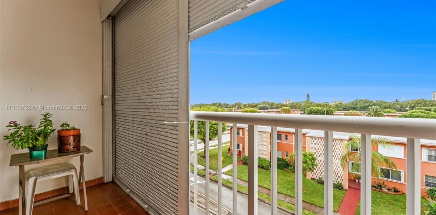 Condominio en Miami, Florida, 2 dormitorios  № 2081856
