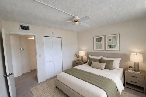 Condo in Saint Petersburg, Florida, 2 bedrooms  № 2100008 - photo 15