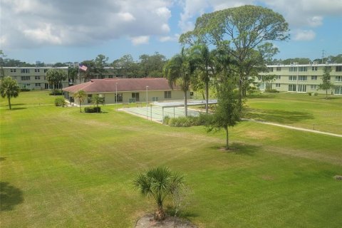 Condo in Saint Petersburg, Florida, 2 bedrooms  № 2100008 - photo 24