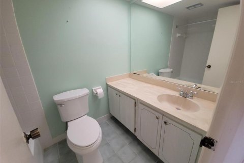 Condo in Saint Petersburg, Florida, 2 bedrooms  № 2100008 - photo 20