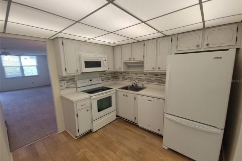 Condo in Saint Petersburg, Florida, 2 bedrooms  № 2100008 - photo 6