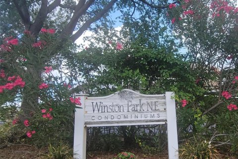 Condo in Saint Petersburg, Florida, 2 bedrooms  № 2100008 - photo 23