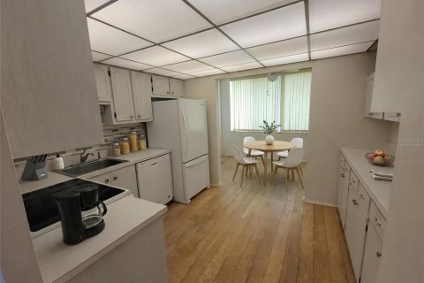 Condo in Saint Petersburg, Florida, 2 bedrooms  № 2100008 - photo 5