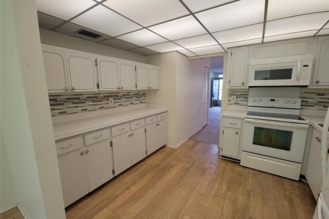Condo in Saint Petersburg, Florida, 2 bedrooms  № 2100008 - photo 8
