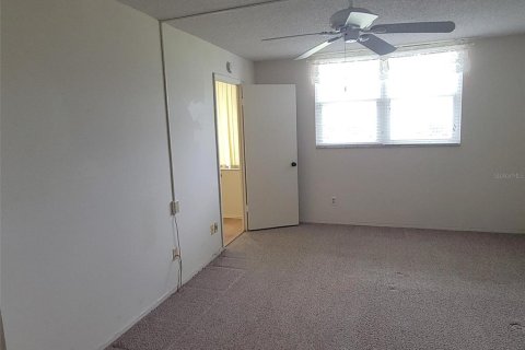 Condo in Saint Petersburg, Florida, 2 bedrooms  № 2100008 - photo 12