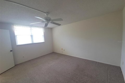 Condo in Saint Petersburg, Florida, 2 bedrooms  № 2100008 - photo 13