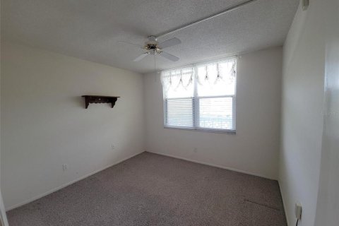 Condo in Saint Petersburg, Florida, 2 bedrooms  № 2100008 - photo 16
