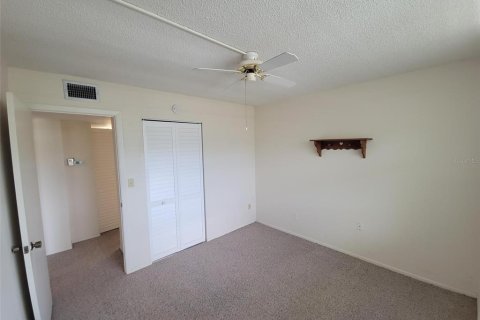 Condo in Saint Petersburg, Florida, 2 bedrooms  № 2100008 - photo 17