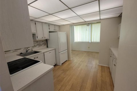 Condo in Saint Petersburg, Florida, 2 bedrooms  № 2100008 - photo 7
