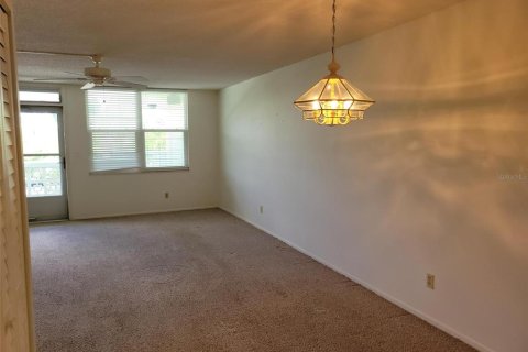 Condo in Saint Petersburg, Florida, 2 bedrooms  № 2100008 - photo 3