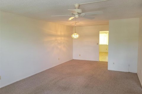 Condo in Saint Petersburg, Florida, 2 bedrooms  № 2100008 - photo 4
