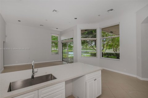 House in Weston, Florida 5 bedrooms, 301 sq.m. № 1799675 - photo 8
