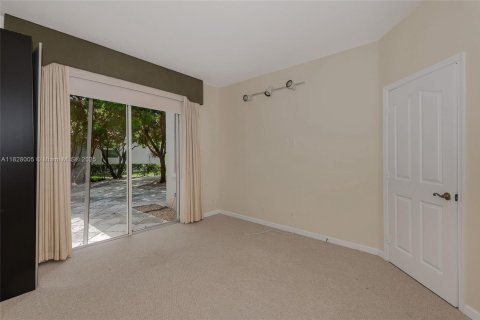 House in Weston, Florida 5 bedrooms, 301 sq.m. № 1799675 - photo 23